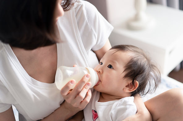 母乳餵養中的挑戰可能包括奶量不足、乳腺炎等。