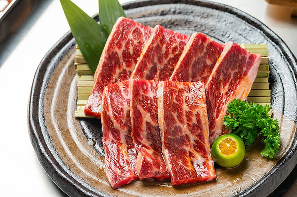 中秋節熱量管理小份多餐:中秋節期間避免一次性吃過多,可以將食物分成多餐小份量食用。這樣不僅能控制總熱量,還有助於消化