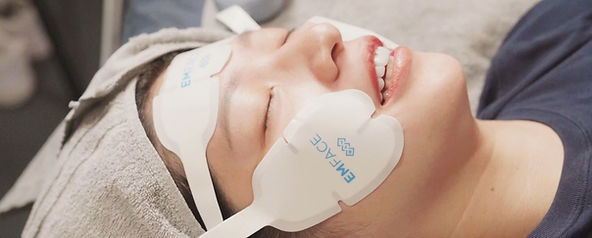 而同一家醫美公司 BTL 也推出了專門用於臉部的 Emface 菲斯波,主打 「高強度電場刺激 (HIFES®)」+「同步煥顏電波 (Sync RF)」 雙重技術,帶來 非侵入式臉部拉提 新選擇