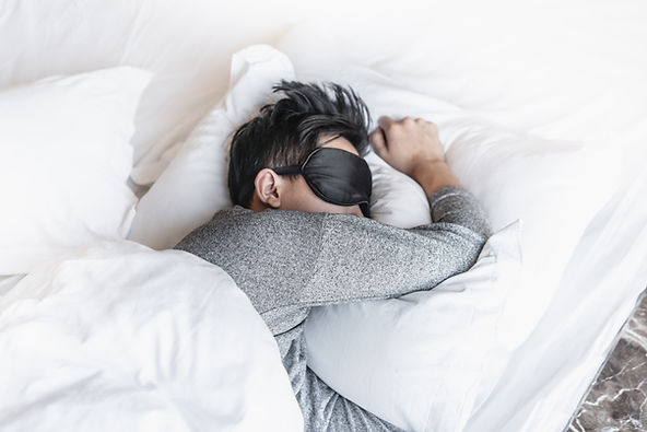 光線會抑制褪黑激素的分泌,影響睡眠品質。助眠眼罩能有效隔絕光線,營造黑暗的睡眠環境。