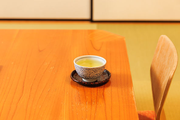 中秋節熱量管理選擇無糖飲料或白開水:避免攝取高糖飲料,選擇無糖茶、白開水或加檸檬片的水,這樣可以避免額外的糖分和熱量