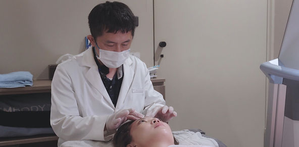 Emface菲斯波需要幾次?效果能維持多久? 建議次數:6~8 次 多數診所或醫師建議 6~8 次 不等,通常 1~2 週 做一次。 一般人在 前 2~3 次 會感受初步拉提,完成 6~8 次 整個課程效果更明顯。